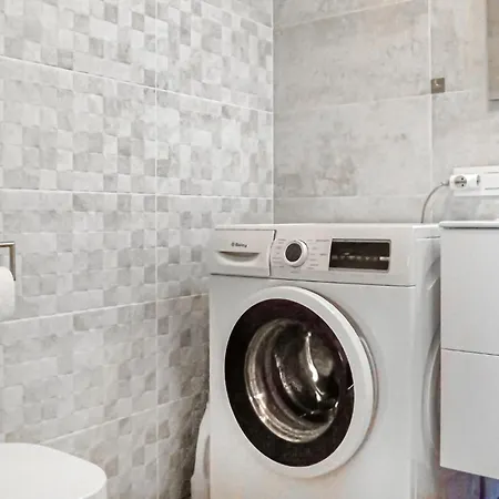 Stunning In With Kitchen Apartment *